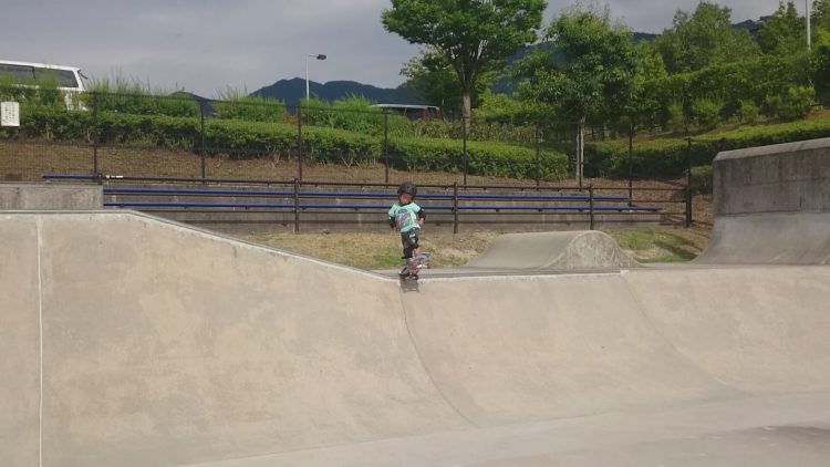 中津川公園スケートパークの外周の低い所からドロップインしようとするもビビって出来ないじょに次郎
