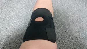 サポーターつけたおっさんの足