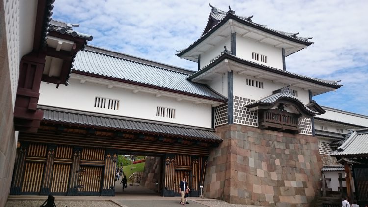 復元された金沢城の橋爪門