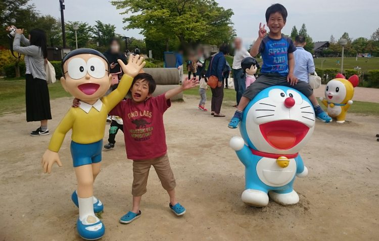 どらえもん、のび太と一緒に記念撮影